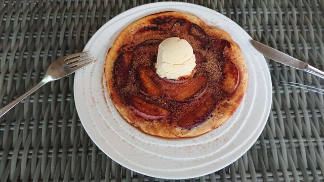 Amerikaanse pannenkoek met nectarines