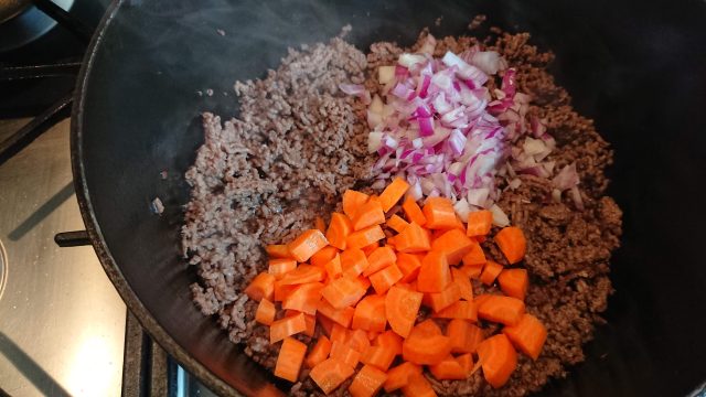 Gehakt en harde groenten bakken