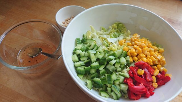 Gemengde salade - ingrediënten klein gesneden