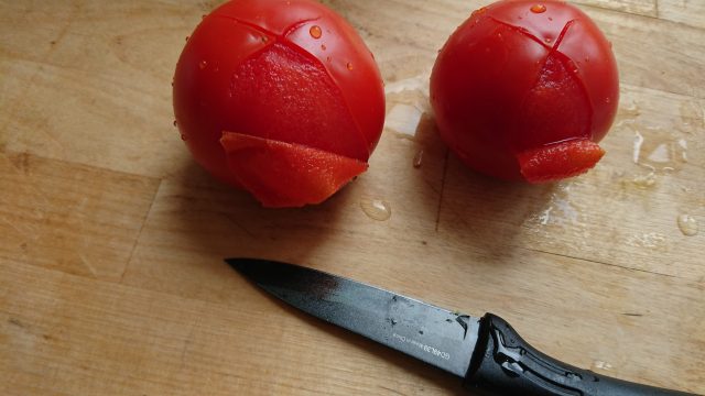 Verse tomaten ontvellen